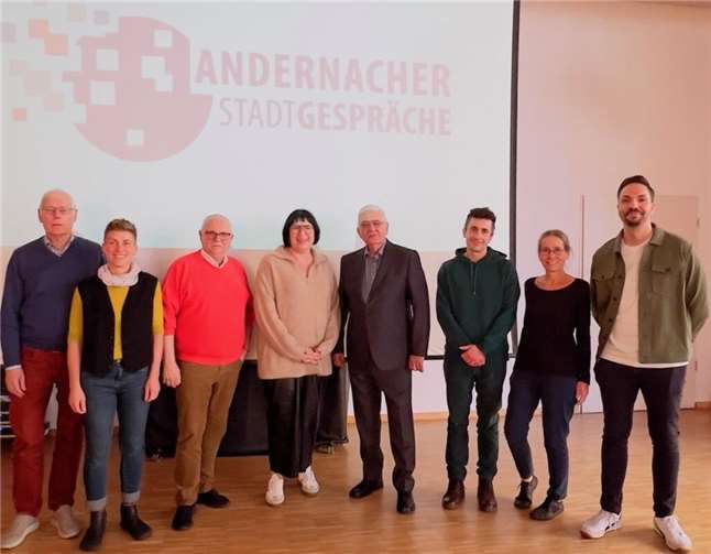 Prominente Gäste bei den Andernacher Stadtgesprächen (v.l.): Udo Fleischfresser, stellv. Vorsitzender Flüchtlingshilfe Andernach e.V., Nina Gartenbach, Referentin vom Flüchtlingsrat RLP, Peter Schroeder, Mitglied der Flüchtlingshilfe Andernach e.V., Anette Moesta, MdL (CDU), Jochen Grade, Vorsitzender Flüchtlingshilfe Andernach e.V., Dr. Simon Schmitz, Stadtrat (Bündnis 90/Die Grünen), Petra Koch, Stadträtin und Mitglied im BMI der Stadt Andernach (SPD), Sammy Labidi, Stadtrat (SPD). Foto: privat