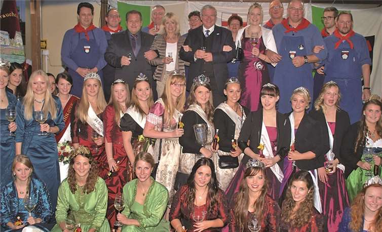 Prominente Gäste und die Abordnung der Heimatfreuden auf der Bühne zusammen mit zahlreichen Weinmajestäten aus der Region beim offiziellen Eröffnungsfoto in der Weingass.