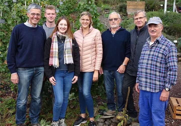 Prominente Gäste (von links): Ehrenrazejung Karl-Josef Esch, die Lehmener Weinprinzessin Katharina Kray, die Gebietsweinprinzessin Julia Gries und der Vorstand der Razejunge vor der Traubenlese.Foto: privat