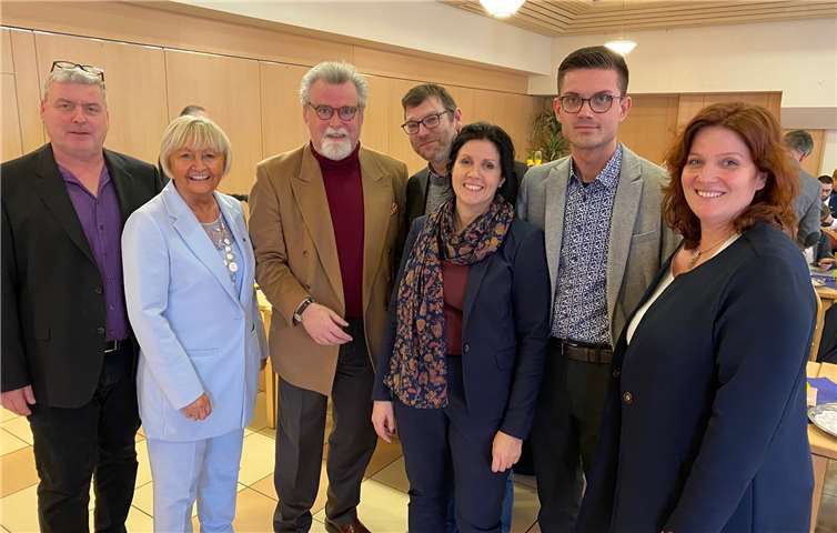 Prominente Gäste (von links): Oliver Nürnberg (Kreisschatzmeister), Cornelia Willius-Senzer (Vorsitzende der FDP-Fraktion im rheinland-pfälzischen Landtag), Herbert Mertin (Justizminister des Landes Rheinland-Pfalz), Thomas Schroeder (stellvertretender Kreisvorsitzender), Susanne Rausch-Preißler (alte und neue Kreisvorsitzende), Luca Lichtenthäler (stellvertretender Kreisvorsitzender) und Sandra Weeser (Mitglied des Bundestags.Foto: privat