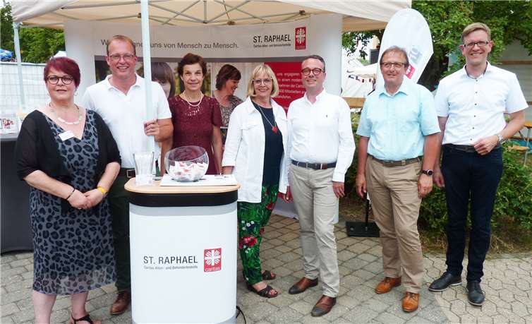 Prominente Gäste (von rechts): Thomas Buckler (Geschäftsführer der St. Raphael CAB), Joachim Plitzko (Erster Beigeordneter der Verbandsgemeinde Mendig), Thomas Schneider (Erster Beigeordneter der Stadt Mendig), Klaudia Racke-Hackenbruch, Dr. Birgit Kugel (Caritas-Direktorin des Caritasverbands für die Diözese Trier), Bürgermeister Jörg Lempertz und Astrid Klasen (stellvertretende Einrichtungsleiterin).Fotos: Caritas-Zentrum Mendig