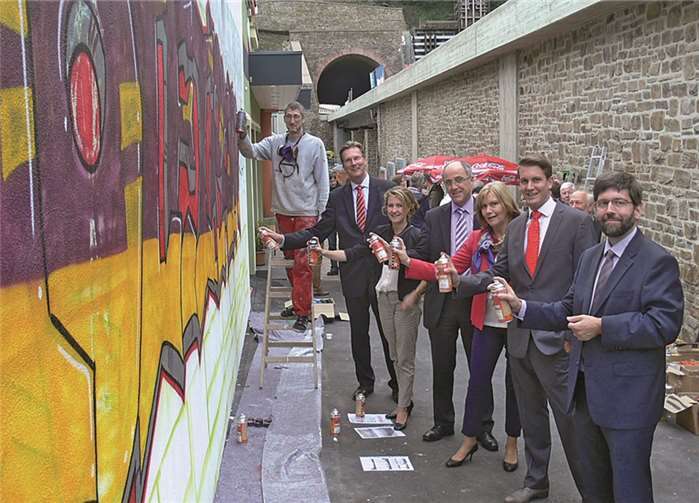 Prominente Street-Art-Künstler mit Spray-Dose bei KINO VINO KUNST. Bei Carla Müller-Bugdahn trafen sich zahlreiche Kunst-, Kino- und Weinfreunde.TE