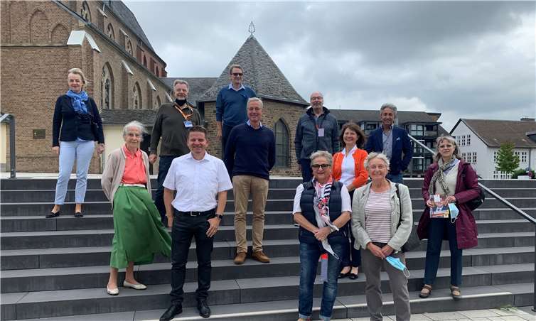 Prominente Unterstützung: Bundestagsabgeordneter Norbert Röttgen (sechster von links) unterstützte das CDU-Team im Wahlkampf und kam auch mit vielen Bürgerinnen und Bürgern ins Gespräch. Im Bild links neben ihm Bürgermeisterkandidat Holger Jung, links hinter ihm CDU-Vorsitzender Rainer Friedrich. Foto: Privat