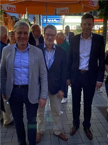 Prominenter Besuch: Norbert Röttgen (links im Bild) und Ministerpräsident Tobias Hans (rechts) waren zu Gast bei der CDU Meckenheim. Stadtverbandsvorsitzender Rainer Friedrich begrüßte die Gäste. Foto: privat