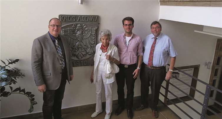 Prominenter Besuch im Rathaus Adenau anlässlich des 90-jährigen Jubiläums der Nürburgring-Grundsteinlegung: Gisela Herbstrith (2.v.li.), Tochter des Nürburgring-Erbauers Landrat Dr. Otto Creutz und Nürburgring-Kenner Alexander Kraß (www.nordschleifologie.de, 2.v.re) trafen sich mit dem Bürgermeister der Verbandsgemeinde Adenau, Guido Nisius (li.) und dem Stadtbürgermeister a.D. Bernd Schiffarth (re.) zu einem Gedankenaustausch.privat