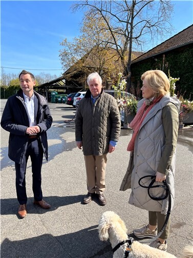 Prominenter Besuch im Sängerhof (von links): Jonathan Grunwald, Wilhelm Ley und Julia Klöckner. Foto: privat