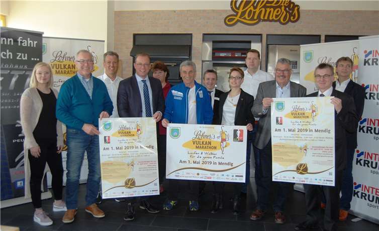 Prominenter Besuch in der Backschule der Firma Lohner in Polch (von links): Beatrice Kussinger (Intersport Krumholz), Alfred Keip (Keip Metallbau), Achim Nett (Autohaus Nett), Jörg Lempertz (Bürgermeister der Verbandsgemeinde Mendig), Sabine Brandt (Rosenbach Sportopädie), Klaus Jahnz (Vorsitzender LG Laacher See), Jürgen Wilhelm (DAK Gesundheit), Christiane Götsch (Marketing-Leitung Firma Lohner), Markus Friebel (BÄKO Rhein-Mosel), Hans Peter Ammel (Bürgermeister der Stadt Mendig), Dr. Alexander Saftig (Landrat des Kreises Mayen-Koblenz) und Egon Göhring (LG Laacher See).Fotos: SK