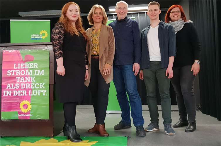 Prominenter Besuch (von links): Judith Haag (Kreissprecherin), Canan Bayram (Mitglied des Bundestags), Martin Schmitt (Kreissprecher), Florian Siekmann (Mitglied des bayrischen Landtags) und Pia Schellhammer (Parlamentarische Geschäftsführerin der rheinland-pfälzischen Landtagsfraktion der Grünen).Foto: privat