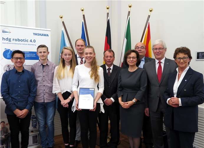 Prominenter Besuch (von rechts): Bürgermeisterin Renate Offergeld, Manfred Stern und Torben Schäfer (YASKAWA), Dr. Martina Timmermann (MAC) mit Hendrik Heimbach und Christian Zimbelmann sowie vier Schülern der HDG-Schule.Foto: Gemeinde Wachtberg