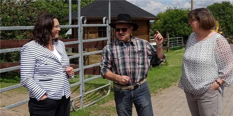 Prominenter Gast: Andreas Nahles (links) stattete Max und Beate Krechel einen Besuch ab.privat
