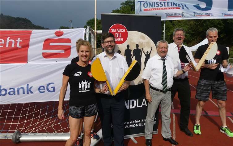 Prominenz an den Starterklappen. Heike Raab, Landrat Manfred Schnur und die Bürgermeister Wolfgang Lambertz und Walter Schmitz waren mit von der Partie. Fotos: -TE-