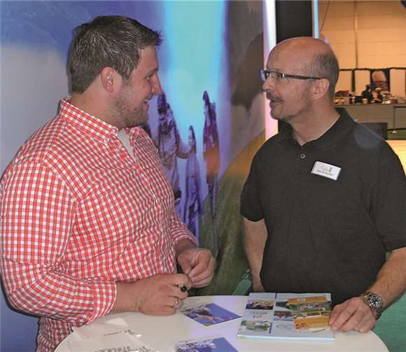 Prominenz auf der Messe: Der Olympiasieger im Gewichtheben, Matthias Steiner, ließ sich von Verkehrsamtsleiter Harald Bacher über das Wanderangebot im Ferienland Cochem informieren.privat
