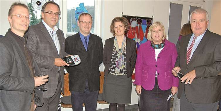 Prominenz aus Politik und Verwaltung schmückte die Vernissage der beiden Künstler. V. li. Holger Klemm, Bernd Weidenbach, Norbert Degen, Dietke Dubiel. Gabriele Hermann-Lersch, Guido Ernst-FA-