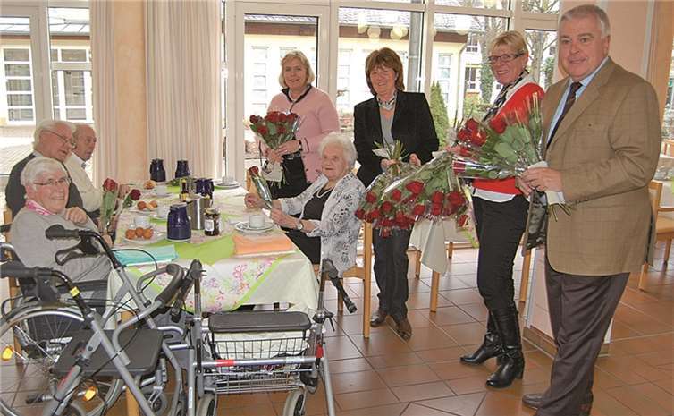 Prominenz der CDU verschenkt Rosen zum Valentinstag. privat