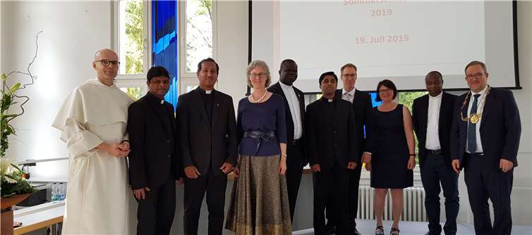 Promovenden und Promovendin mit Prodekan, Dekanin und Rektor, v.l. JProf. Dr. Franziskus Knoll OP, Jojappa Polishetti; Jomon Mularikkal Rappai, Prof. Dr. Margareta Gruber OSF, Robert Butele, Lawrence Padamadan, Stefan Laurs, Dorothea Müller, Anthony Adani, Prof. Dr. Dr. Holger Zaborowski.Foto: PTHV