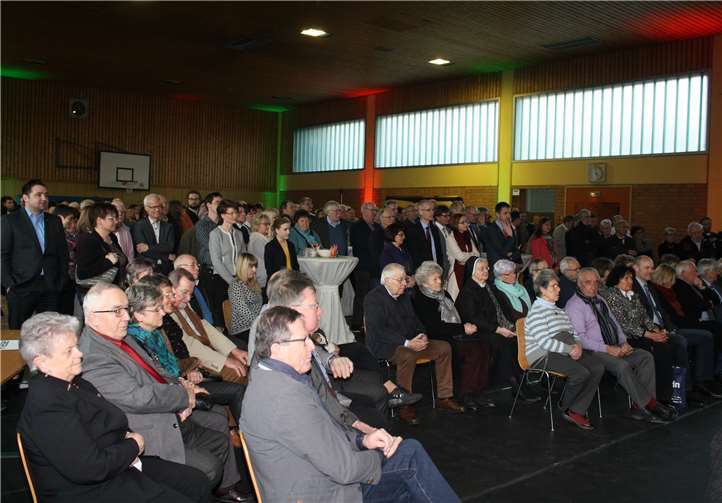 Proppenvoll mit Besuchern präsentierte sich die Schulturnhallevon Bruttig-Fankel anlässlich der Ernennung von Wolfgang Lambertzzum neuen Bürgermeister.