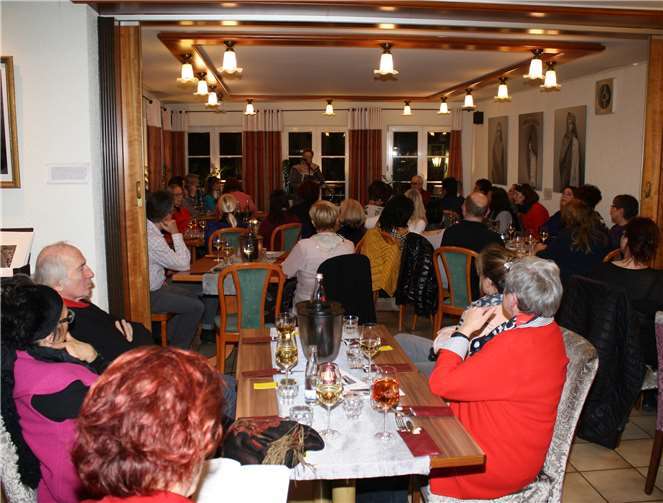 Proppenvoll mit Zuhörern präsentierte sich das Kulturcafé, als die Hunsrücker Autorin aus ihrem neuen Buch las.