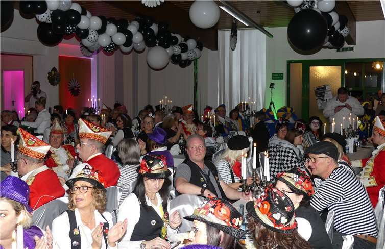 Proppenvoll mit begeisterten Narren präsentierte sich die Wernerseckhalle anlässlich der Schwarz-Weißen Nacht.