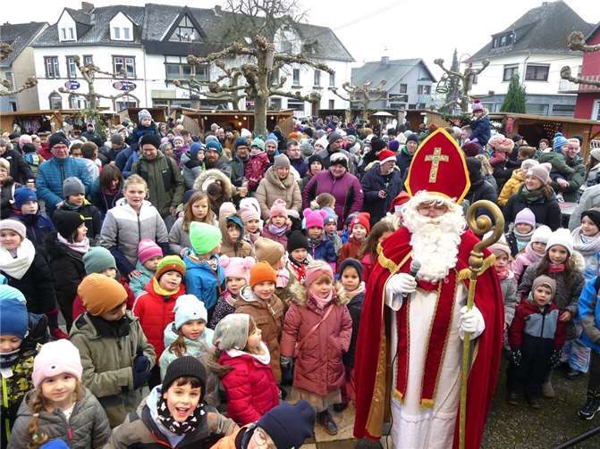 Proppenvoll mit gewogenen Besuchern zeigte sich der Kaisersescher Weihnachtsmarkt beim Besuch von St. Nikolaus. Fotos: TE