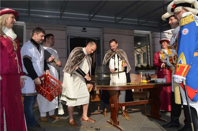 Prost: Ein kühles Kölsch durfte nicht fehlen.  Foto: AB