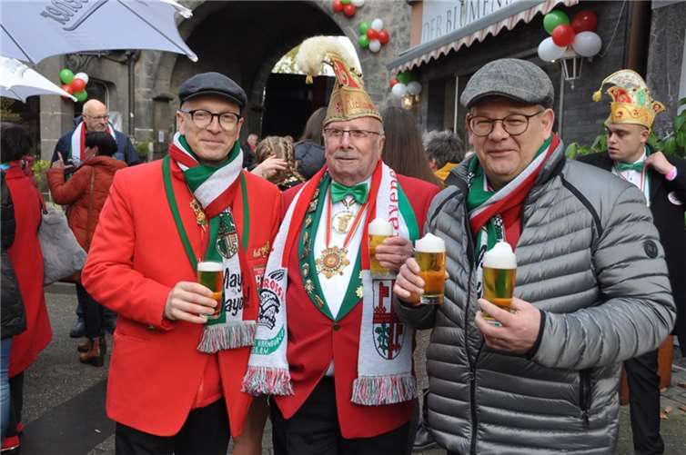 Prost auf die Mayener Faasenacht: (v.l.) OB Dirk Meid, Ehrenpräsident Richard Kalenborn und Expräsident Christoph Schwab.