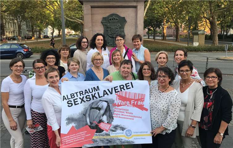 Prostitution ist nie freiwillig und Zwangsprostitution ist menschenverachtend. Die Mitglieder des Soroptimist International Club Koblenz möchten Stellung beziehen mit dem Plakat, welches ab 5. Oktober zum „internationalen Tag gegen Prostitution“ im Stadtgebiet zu sehen ist.  privat