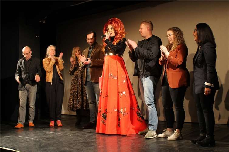 Protagonist*innen der Filmreihe „Stadtgespräch. Kultur im Dialog“ gemeinsam mit Filmemacher Philip Bruederle (4.v.li.) und PD Dr. Margit Theis-Scholz, Dezernentin für Bildung und Kultur der Stadt Koblenz (3.v.li.), auf der Bühne in der Kulturfabrik. Dörthe Dutt (4.v.re.) moderierte den Abschluss des Koblenzer Kultursommers. Foto: Stadtverwaltung Koblenz