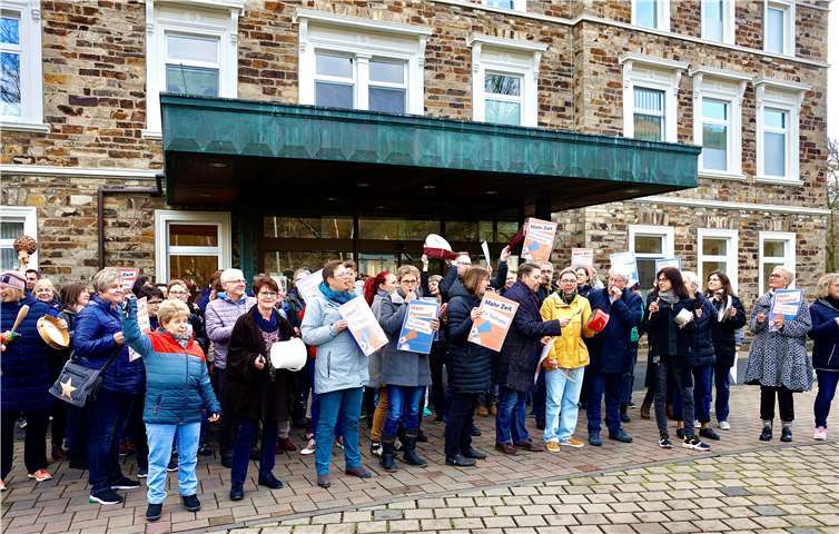 Protestiert wurde zahlreich und laut gegen die vom Gemeinsamen Bundesausschuss gegen den Widerstand der Fachgesellschaften umgesetzten Richtlinie zur Personalverordnung in Psychiatrie und Psychosomatik, die am 1. Januar 2020 in Kraft tritt.Foto: KG