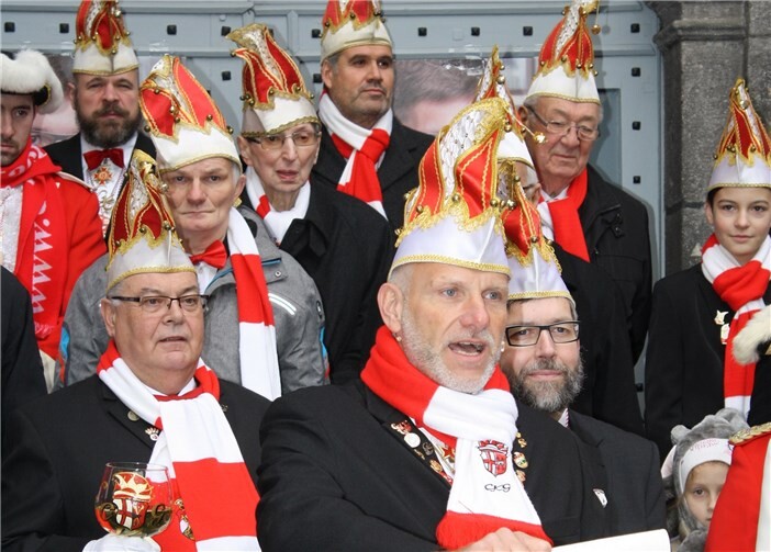 Protokoller Jörg Eckerskorn machte die Jecken mit seinen 11 närrischen Paragrafen bekannt.