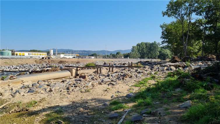Provisorische Abwasserquerung im Bereich Kläranlage Untere Ahr / Sinzig. Foto: SGD Nord
