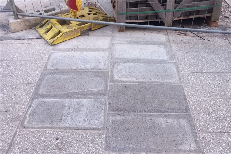Provisorische Steinplatten.