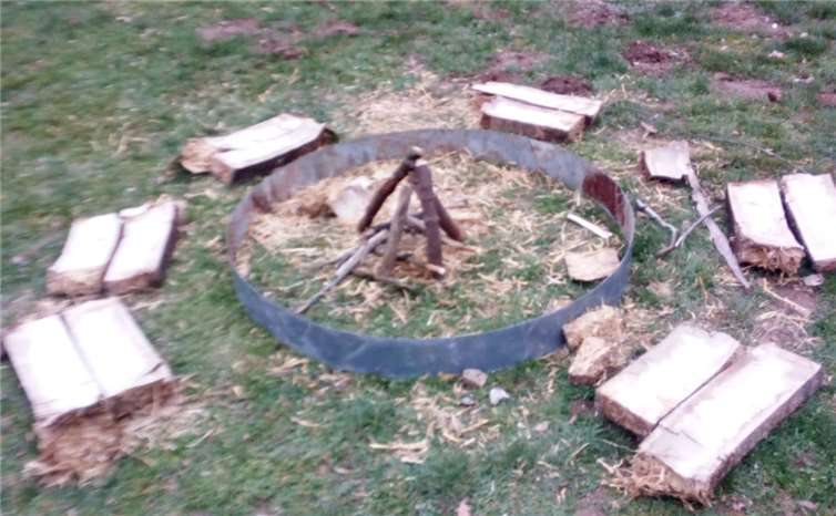 Provokantes Arrangement der zerstörten Bogenscheiben. Foto: privat