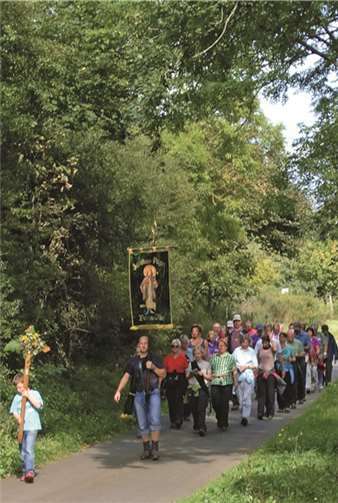 Prozession auf dem Weg vom Arfter Berg nach Langenfeld.privat