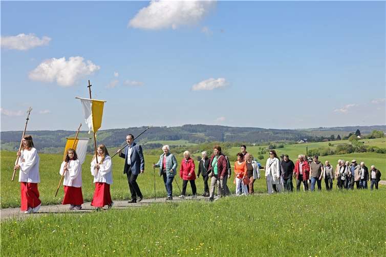 Prozession über die Felder zur Kapelle.  Fotos: Werner Dreschers