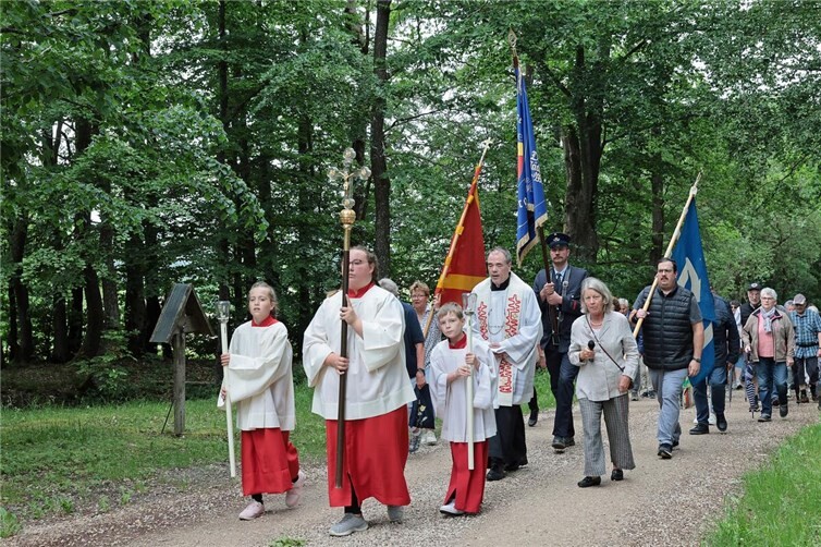 Prozessionsteilnehmer auf dem Weg von der Kirche zur Schutzengelkapelle, zu einer Statio und dem weiteren Weg zum Bildstock