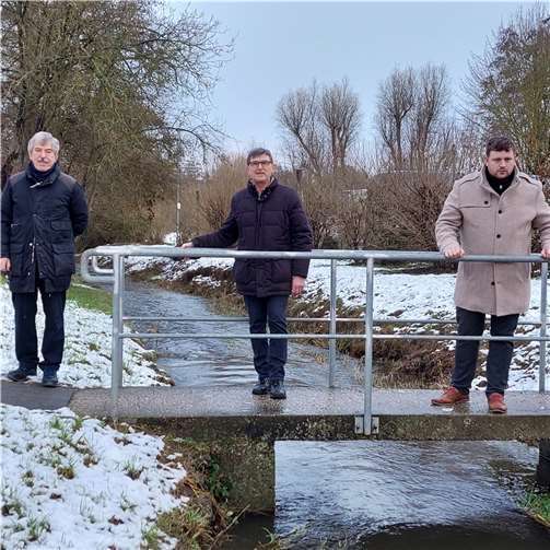 Prüfen die Pegelstände des Nothbach in Dreckenach: v.li. Klaus Frevel (Fraktionsvorsitzender), Beigeordneter Paul Weber und SPD Kandidat für das Amt des Bürgermeisters der Verbandsgemeinde Norman Schneider.Foto: privat