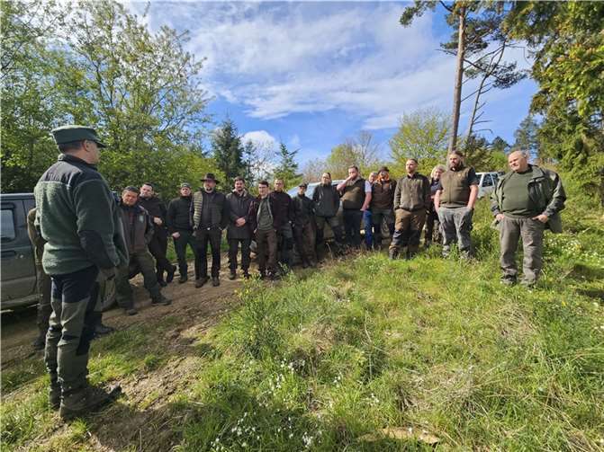 Prüfer Bernshausen (links) stellt die angehenden Jungjäger auf die Probe). Foto: U. Weiß