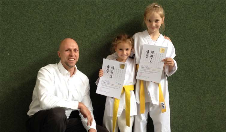 Prüfer E. Kiefer, Sophia und Eva Schott.Foto: privat