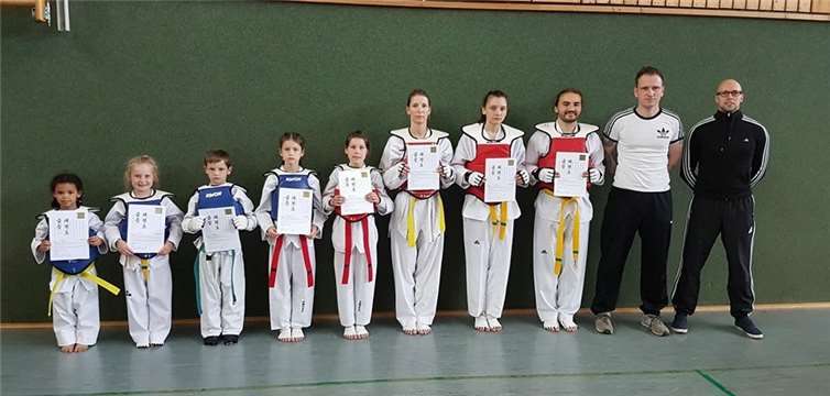 Prüfer Eugen Kiefer (rechts) und Trainer Manuel Meier (2.v.r.) mit den Prüflingen.privat