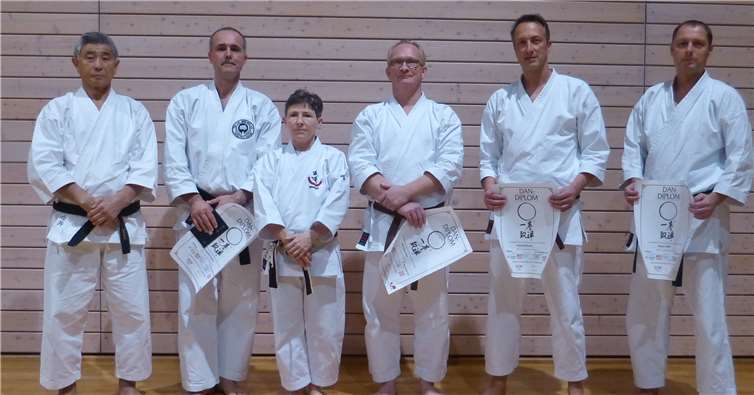 Prüfer und Prüflinge (von links): Shuzo Imai (Prüfer), Hans-Martin Müller (Vierter Dan), Barbara Pellegrini (Prüferin), Rolf Schmelzer (Erster Dan), Michael Staudt (Erster Dan) und Holger Keller (Zweiter Dan).privat
