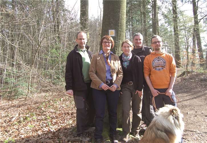 Prüfung bestanden: Moselsteig wird „Qualitätsweg Wanderbares Deutschland“ und „Leading Quality Trail - Best of Europe“. Es freuen sich Rolf Spittler (Deutscher Wanderverband), Sabine Winkhaus-Robert (GF Mosellandtouristik GmbH) Liane Jordan, Dirk Zimmermann, Manuel Prasuhn mit Prinzo (Deutscher Wanderverband).  Privat