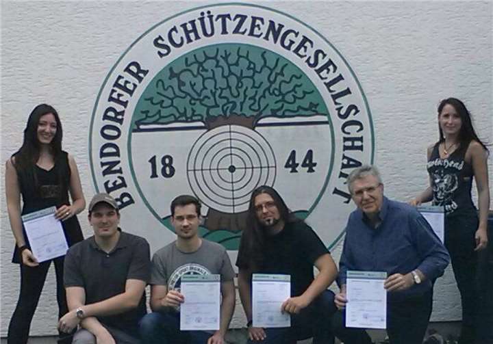 Prüfung geschafft. Stolze Teilnehmer mit ihren Urkunden.  Privat