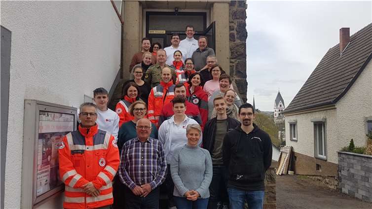 Prüfungsärztin Dr. Helke Viegas (obere Reihe li.) und DRK-Sanitätsdienstausbilder Mike Kairies (untere Reihe li.) leiteten die Sanitätsdienstausbildung. Sie freuten sich, dass alle 22 Teilnehmer die erforderliche Abschlussprüfung bestanden haben und als ehrenamtliche Einsatzkräfte eingesetzt werden können. Foto: Beate Lindener