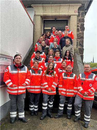 Prüfungsärztin Dr. Helke Viegas (zweite Reihe von oben, links) und DRK-Sanitätsdienstausbilder Mike Kairies (untere Reihe, rechts) leiteten die Sanitätsdienstausbildung. Sie freuten sich, dass 19 Teilnehmer die erforderliche Abschlussprüfung bestanden haben und als ehrenamtliche Einsatzkräfte im DRK-Katastrophenschutz eingesetzt werden können.  Foto:Astrid Zens /DRK-Kreisverband Ahrweiler e.V.