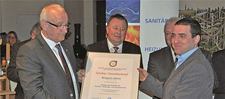Prüfungsbester Benjamin Ullrich erhielt von Reiner Hilger und Landrat Joachim Pföhler für seine Leistung eine gesonderte Urkunde.
