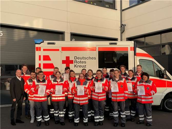 Prüfungsvorsitzender Kreisverbandsarzt Dr. Frank-Peter Kaesler (li.) und DRK-Sanitätsdienstausbilder Michael Alberti (2. v. l.) leiteten die Sanitätsdienstausbildung. Sie freuten sich, dass alle 15 Teilnehmer die erforderliche Abschlussprüfung bestanden haben und als ehrenamtliche Einsatzkräfte im DRK-Katastrophenschutz eingesetzt werden können.  Foto: DRK-Kreisverband Ahrweiler e.V.