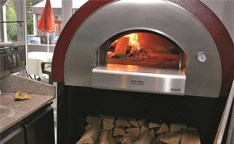 Prunkstück der Modernisierung ist der neue Holz-Ofen.