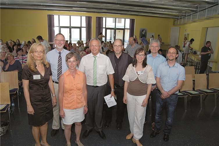 Psychische Erkrankungen nehmen zu und sind zugleich immer noch häufig tabuisiert. Das Umfeld für das Thema sensibilisieren und fachlichen Input für die tägliche Praxis standen im Mittelpunkt der 4.Netzwerkkonferenz der Jugendämter von Kreis und Stadt Neuwied. (v.l.n.r.) Anja Piquardt (Stadtjugendamt Neuwied), Dr. Stefan Elsner, Ärztlicher Direktor der Rhein- Mosel- Fachklinik in Andernach, Elisabeth Schmutz (Institut für Sozialpädagogische Forschung Mainz e.V.), 1.Kreisbeigeordneter Achim Hallerbach, Dr. Ulrich Kettler (Psychiatriekoordinator der Kreisverwaltung Neuwied), Daniela Kiefer (Kreisjugendamt Neuwied), Wolfgang Hartmann (Leiter Stadtjugendamt Neuwied) und Uwe Kukla (stellv. Leiter des Kreisjugendamtes Neuwied).