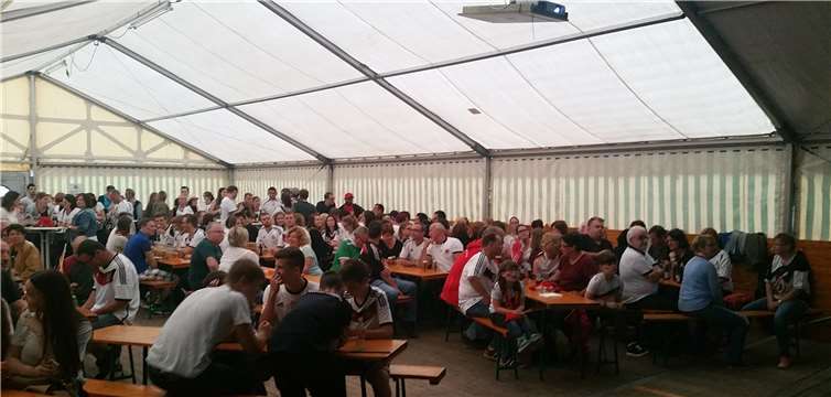 Public Viewing EM-Spiel im Festzelt in Löhndorf 2016.Privat