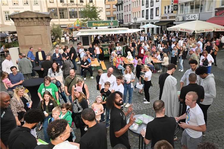 Publikum auf dem gut besetzten Plan in der Koblenzer Altstadt.